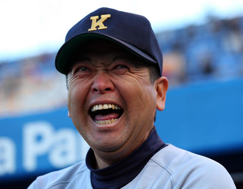 慶大対関大　高橋佑樹がヒーローインタビューで「監督に目を付けられ」と言い間違え、大笑いする慶大・大久保監督（撮影・大野祥一）
