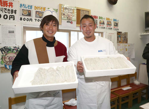 応援大使で訪れた上砂川町で、自分で打ったそばを披露する日本ハム石川亮（左）と中田（撮影・黒川智章）