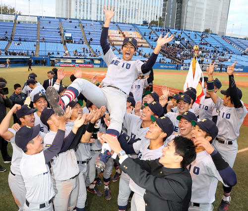 慶大対関大　胴上げされる慶大・柳町（撮影・大野祥一）