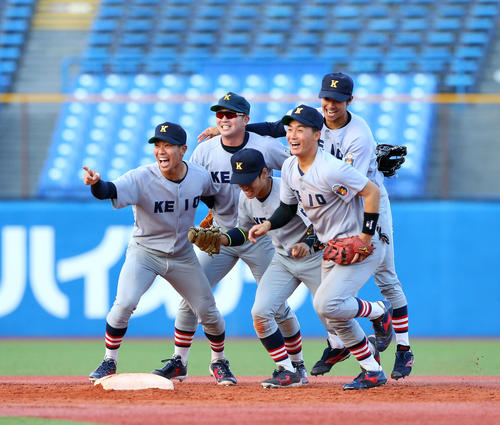 慶大対関大　優勝を決め、遅れて歓喜の輪に加わる慶大・柳町（右後方）ら慶大の選手たち（撮影・大野祥一）
