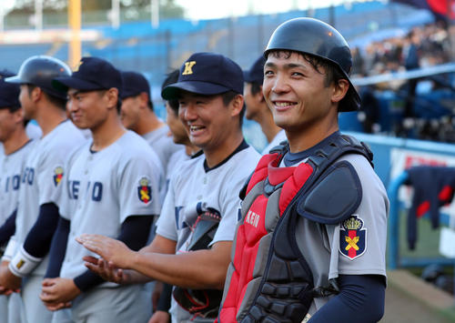 慶大対関大　慶大・大久保監督のインタビューを聞き笑顔の郡司（右端）ら慶大の選手たち（撮影・大野祥一）