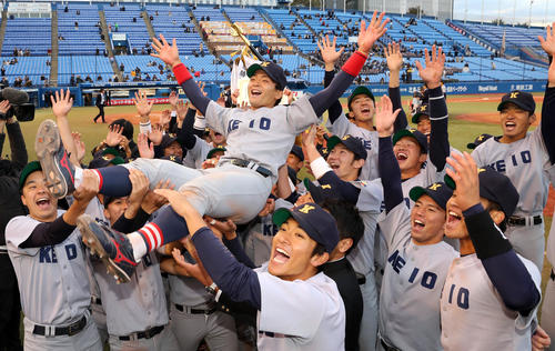 慶大対関大　胴上げされる慶大・郡司（撮影・大野祥一）