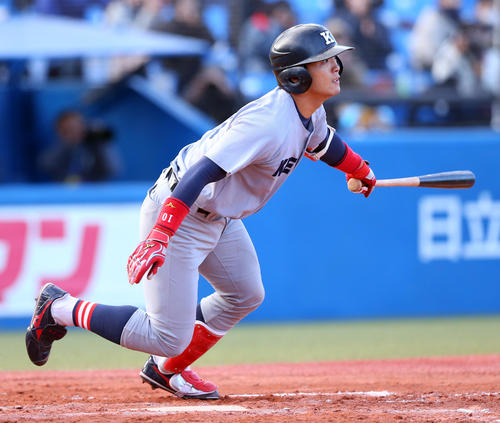 慶大対関大　8回表慶大無死二、三塁、右前2点適時打を放つ郡司（撮影・大野祥一）