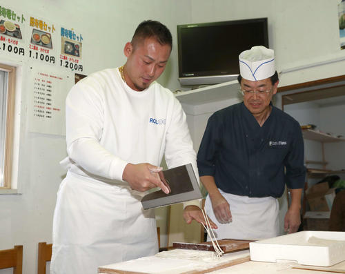 応援大使で訪れた上砂川町で、そば打ち体験をする日本ハム中田（撮影・黒川智章）
