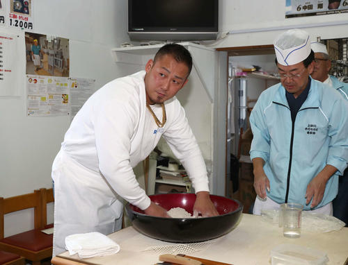 応援大使で訪れた上砂川町で、そば打ち体験をする日本ハム中田（撮影・黒川智章）