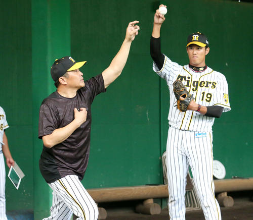 山本昌臨時コーチ（左）の指導を受ける藤浪（2019年11月3日）