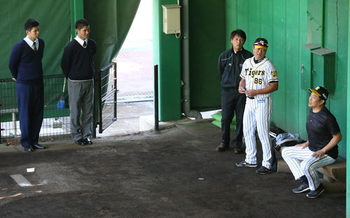 9日、ブルペンで山本昌臨時コーチ（右）の話を聞く、左からドラフト2位の井上とドラフト1位の西