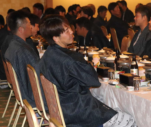 球団納会で談笑するロッテ鈴木（撮影・久永壮真）