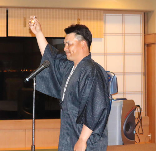 球団納会で乾杯のあいさつをするロッテ井口監督（撮影・久永壮真）