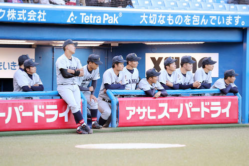 慶大対関大　勝利監督インタビューを悔しそうな表情で見つめる関大の選手たち（撮影・鈴木正人）