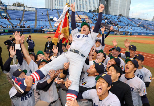 慶大対関大　19年ぶりに優勝し選手たちに胴上げされる慶大・大久保監督（撮影・大野祥一）