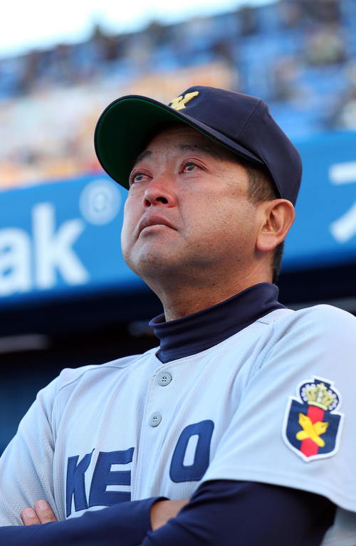 涙で目を真っ赤にする慶大・大久保監督（撮影・大野祥一）