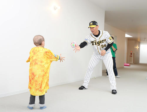 神戸市内の病院を慰問し、子どもたちとふれ合う阪神原口（撮影・前田充）