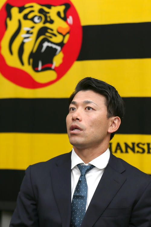 契約更改を終え報道陣に話す伊藤隼（撮影・上山淳一）