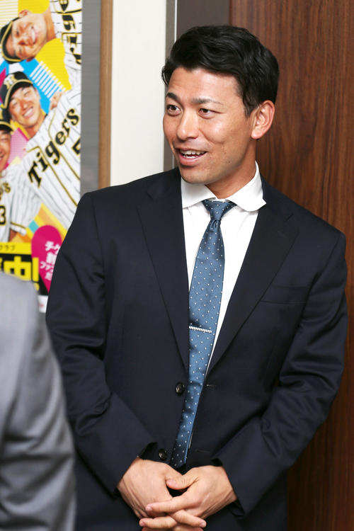 契約更改を終え球団事務所を引き揚げる伊藤隼（撮影・上山淳一）