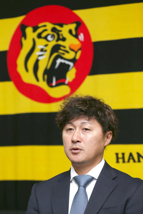 契約更改を終え報道陣に話す俊介（撮影・上山淳一）