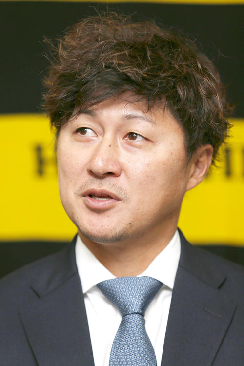 契約更改を終え報道陣に話す俊介（撮影・上山淳一）