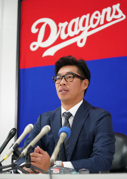 契約更改を終え会見する山井大介（撮影・森本幸一）