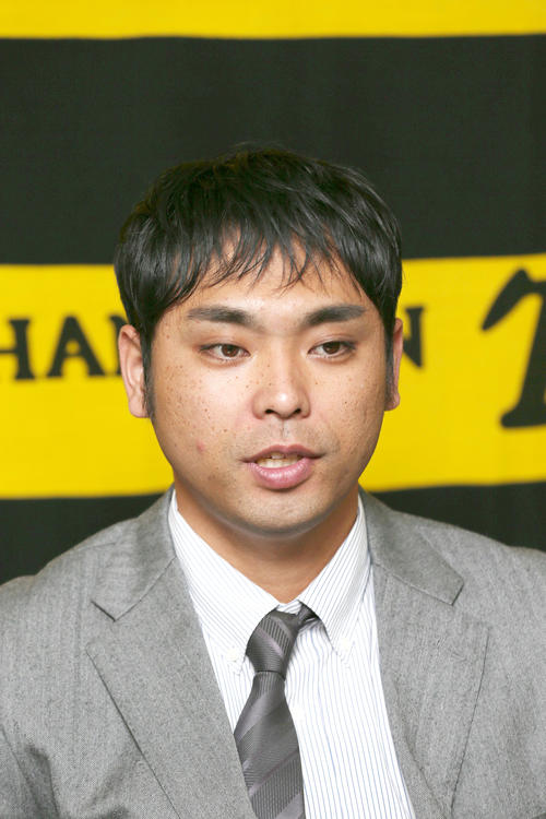 契約更改を終え報道陣に話す桑原（撮影・上山淳一）