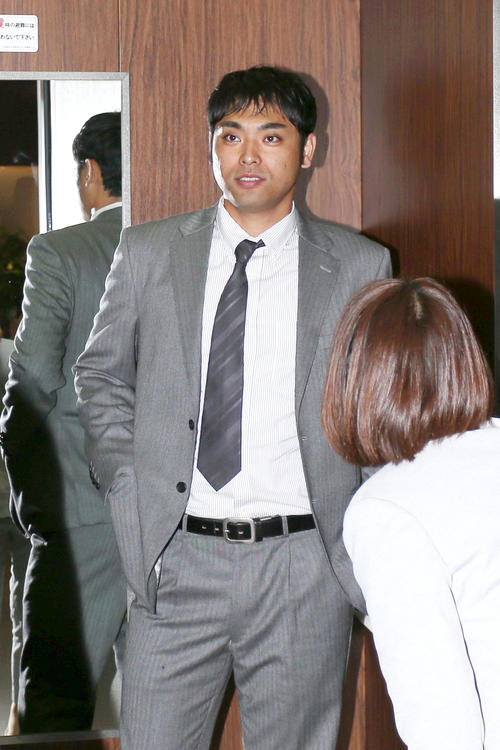 契約更改を終え球団事務所を引き揚げる桑原（撮影・上山淳一）
