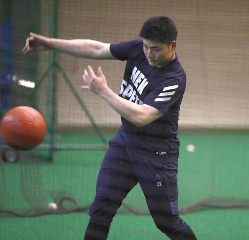 札幌の室内練習場でフィジカルトレーニングする日本ハム清宮（撮影・黒川智章）