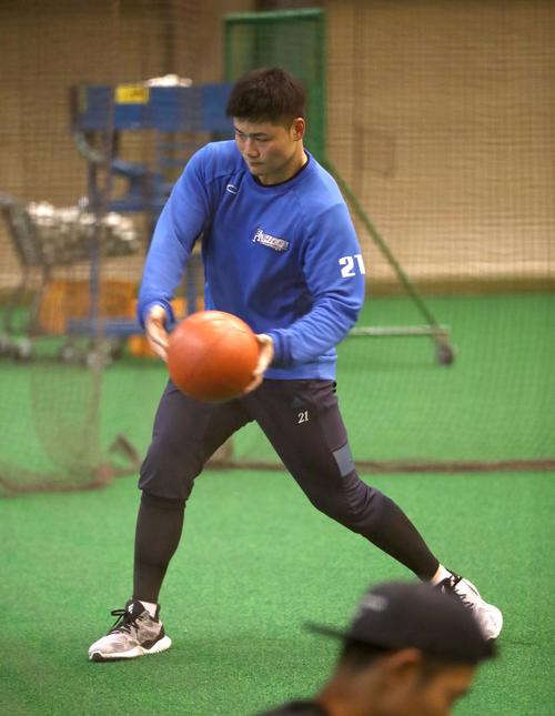 札幌の室内練習場でフィジカルトレーニングする日本ハム清宮（撮影・黒川智章）