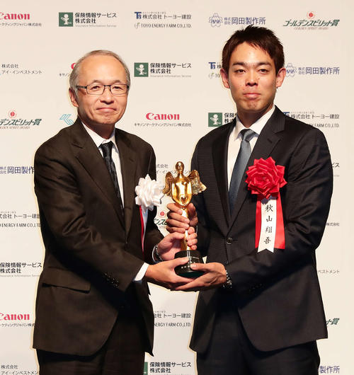 第21回ゴールデンスピリット賞を受賞して写真に納まる報知新聞社の丸山社長（左）と秋山（右）（撮影・丹羽敏通）
