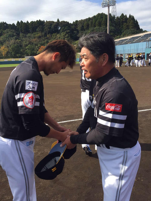 秋季キャンプを打ち上げソフトバンク岩崎（左）と握手を交わす工藤監督