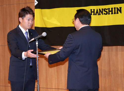 西勇輝（左）は若林忠志賞を受賞し、揚塩健治球団社長から表彰を受ける（撮影・上山淳一）
