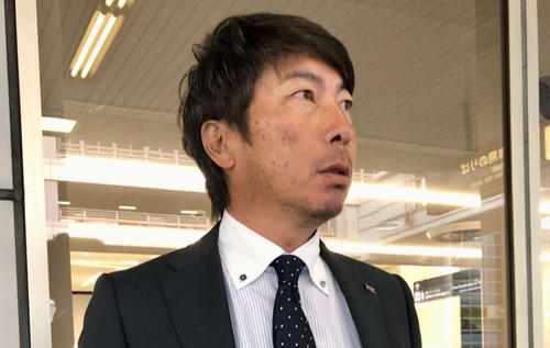 秋季キャンプを打ち上げ、愛媛・松山から帰京したヤクルト高津監督（撮影・保坂恭子）