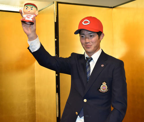 7日、仮契約を結んだドラフト1位の森下（撮影・古財稜明）