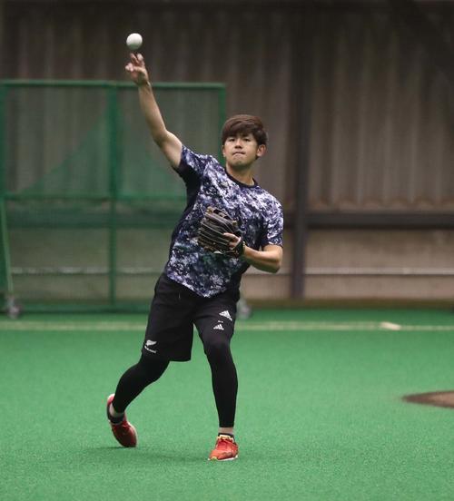 札幌の室内練習場でキャッチボールする日本ハム清水（撮影・黒川智章）