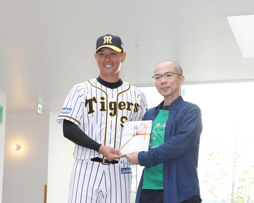 神戸市内の病院で寄付金贈呈式を行う阪神原口。右は院長の楠木重範さん（撮影・前田充）