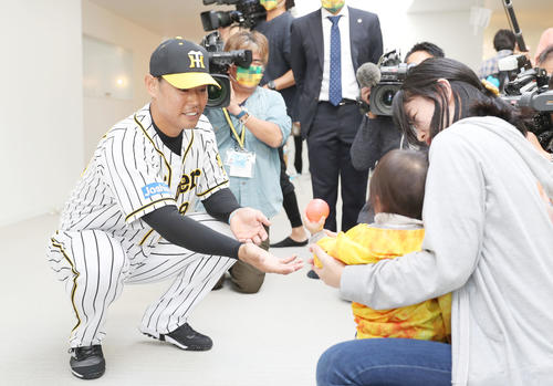 神戸市内の病院を慰問し、子どもたちとふれ合う阪神原口（撮影・前田充）
