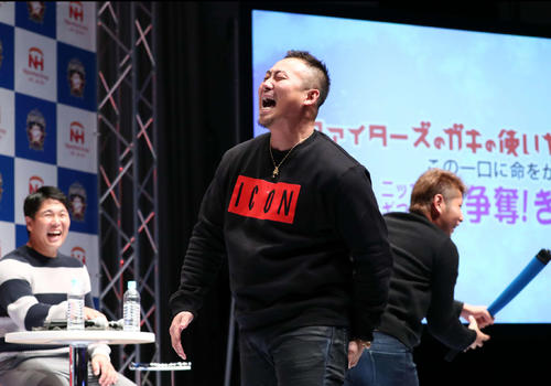 バツゲームで加藤（右）に「ケツバット」され痛がる日本ハム中田（撮影・黒川智章）