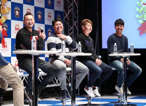 トークイベントで笑顔を見せる左から日本ハム中田、横尾、加藤、杉浦（撮影・黒川智章）