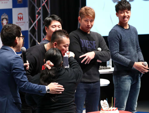 長男誕生の祝いのケーキをファンに食べさせてもらう日本ハム中田。右から杉浦、加藤、横尾（撮影・黒川智章）