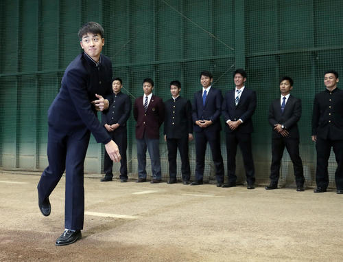 ジャイアンツ球場の施設見学に訪れブルペンのマウンドでシャドーピッチングする巨人ドラフト1位の堀田（左）（撮影・垰建太）