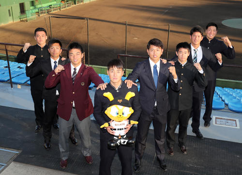 ジャイアンツ球場の施設見学に訪れグラウンドを背にVの字を作り写真に納まる指名選手たち。左からドラフト5位山瀬、育成1位平間、ドラフト3位菊田、ドラフト1位堀田、ドラフト2位太田、ドラフト4位井上、育成2位加藤、ドラフト6位伊藤（撮影・垰建太）