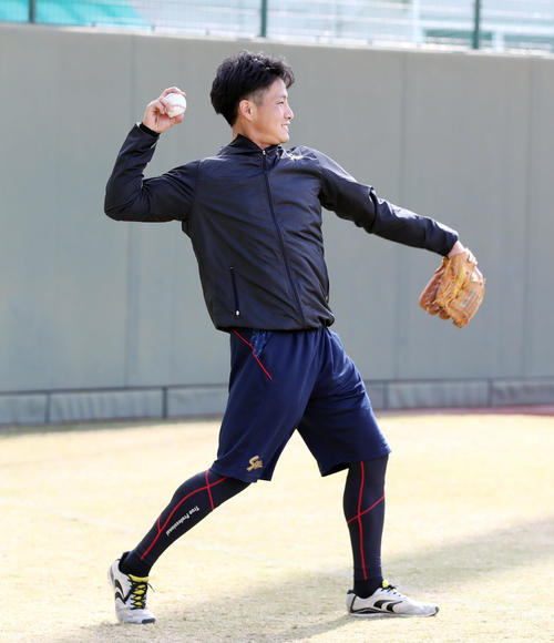 鳴尾浜球場でキャッチボールで汗を流す阪神木浪（撮影・前田充）