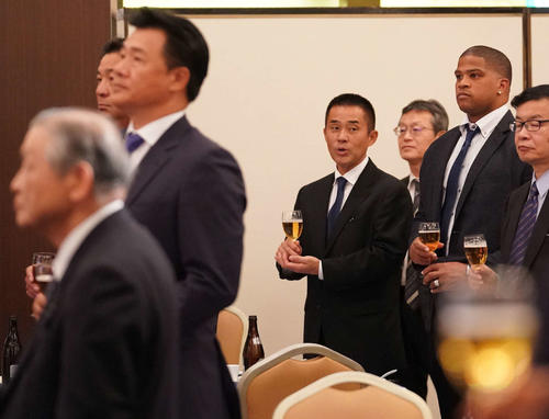 納会に出席した中日ビシエド（右から2人目）。手前左から白井オーナー、与田剛監督（撮影・森本幸一）