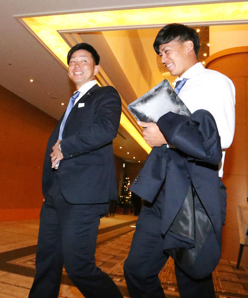 阪神タイガース納会会場に入る（左から）糸原、植田海（撮影・上山淳一）