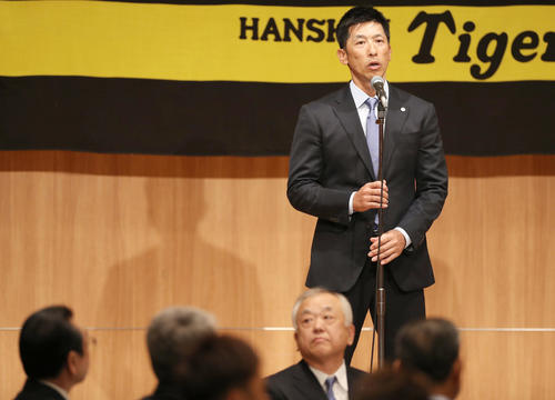 納会であいさつする阪神矢野監督。手前は左端は揚塩球団社長、手前右から2人目は藤原オーナー（撮影・前田充）