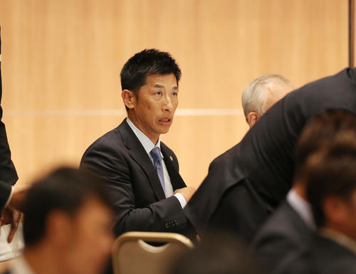 納会会場に入り、着席する阪神矢野監督（撮影・前田充）