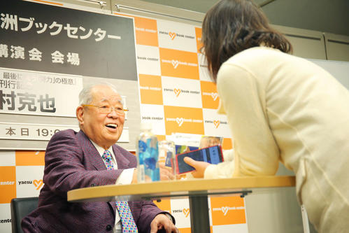最新刊「野球と人生」刊行イベントに出席したファンと笑顔で握手を交わす野村克也氏（左）（撮影・河田真司）