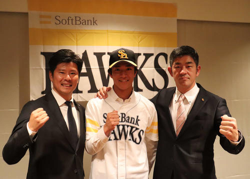 ソフトバンクと仮契約を結んだ慶大・柳町は、福山アマスカウトチーフ（右）と山本スカウトに祝福される（撮影・金子真仁）