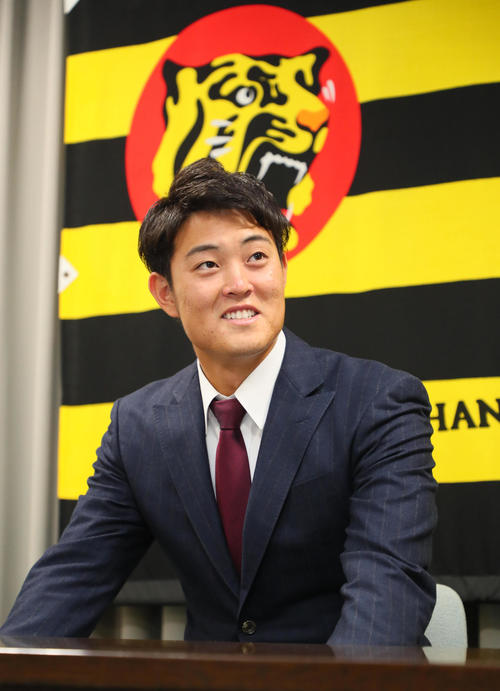 微増で契約更改を終えた望月（撮影・宮崎幸一）
