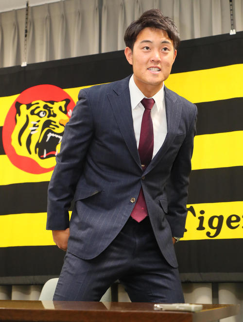 微増で契約更改を終えた望月（撮影・宮崎幸一）