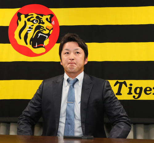 15パーセントダウンながら、先発への期待を受けて契約更改を終えた飯田（撮影・宮崎幸一）