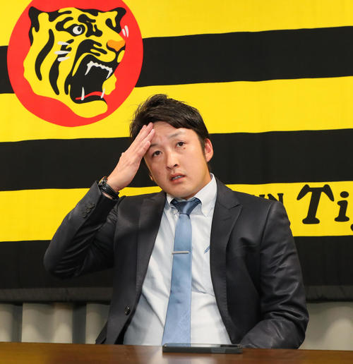 15パーセントダウンながら、先発への期待を受けて契約更改を終えた飯田（撮影・宮崎幸一）